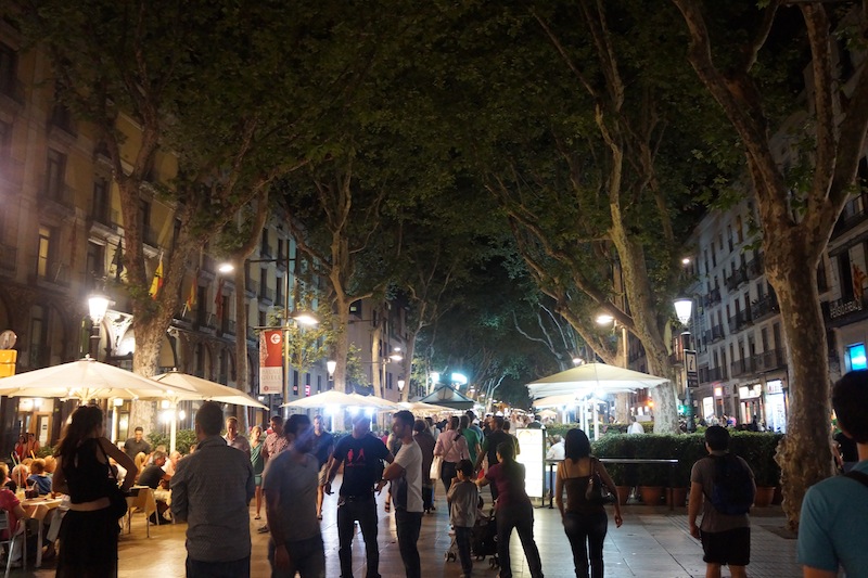 A to już Barcelona nocą. Tłumy turystów na jednym z głównych deptaków. Na szczeście wszyscy byliśmy zgodni, by stamtąd uciec. 